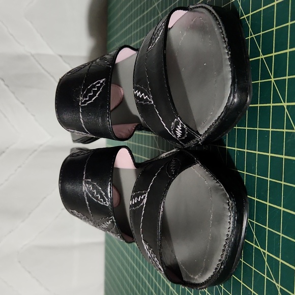 Nurture Size 8.5 wedge low heels - Picture 4 of 6